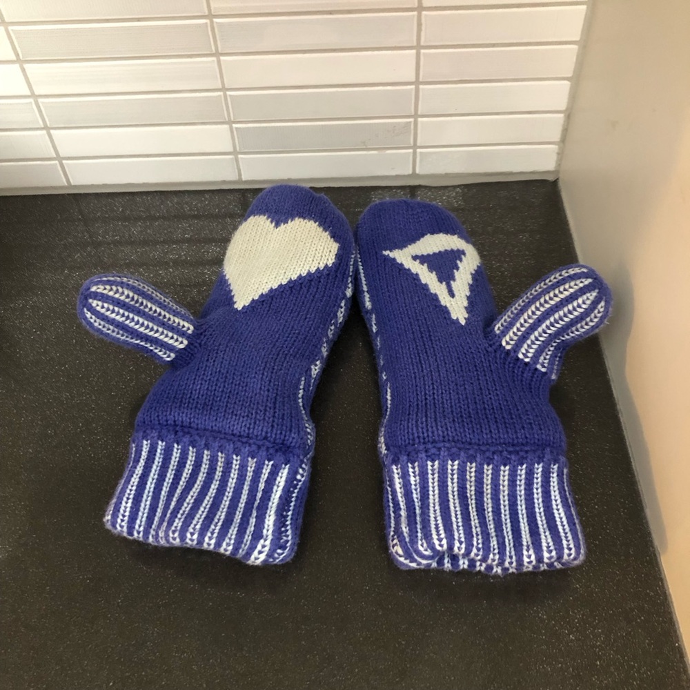 RARE Ivivva by Lululemon girls mittens